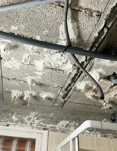 techo de un cuarto de baño antes de empezar trabajo de falso techo escayolas jologar